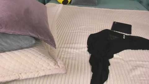 Media: naughtyylory Chaturbate 2025-08-24 12:53:00