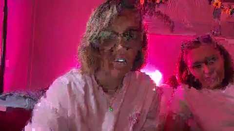 Media: mumandminidesires Chaturbate 2025-08-25 07:37:00