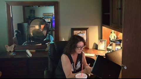 hidden_gold_milf