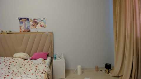 Media: miko_moonn Chaturbate 2025-10-19 07:47:00
