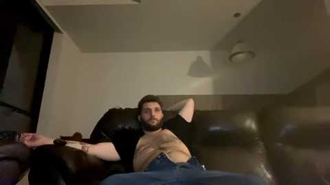 Media: yourfavoritebartender Chaturbate 2025-10-22 09:53:00