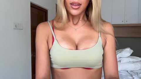 Media: livslifee Chaturbate 2025-11-04 04:07:00