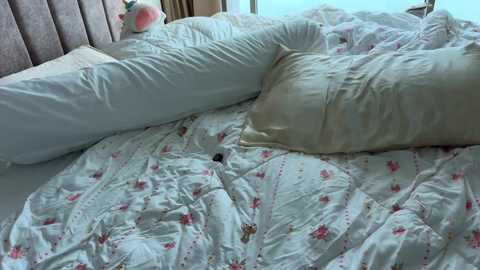 Media: canikissyou_ Chaturbate 2025-11-07 04:21:00