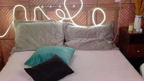 Media: sweetshy_ Chaturbate 2025-11-10 16:02:00