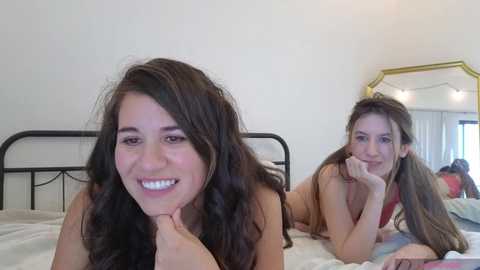 Media: nakedpaint245477 Chaturbate 2025-11-12 16:54:00