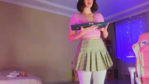 Media: queenelia Chaturbate 2025-11-13 20:00:00