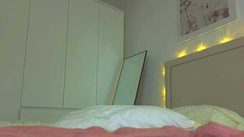 Media: lili__roze_ Chaturbate 2025-11-15 09:18:00