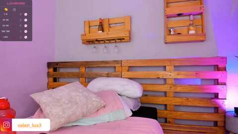 valen_lux @ myfreecams on 20230901