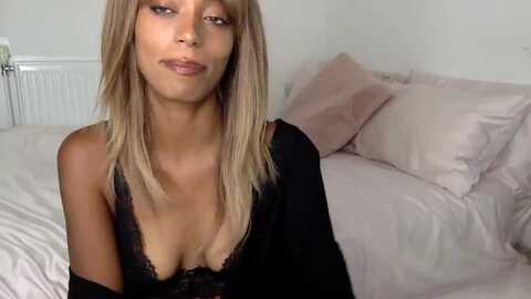missluna22 @ myfreecams on 20230913
