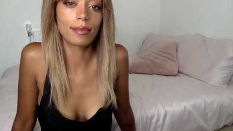 missluna22 @ myfreecams on 20230921
