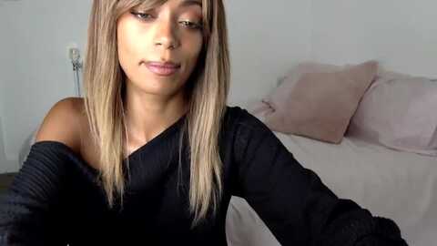 missluna22 @ myfreecams on 20230928