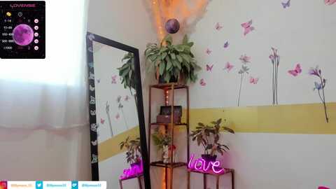 lilymoon33 @ myfreecams on 20231107