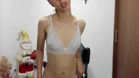emmascoott @ myfreecams on 20231213
