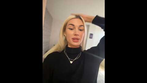 Media: charming_ritta Stripchat 2023-09-14 05:40:00