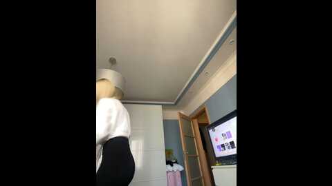 Media: charming_ritta Stripchat 2023-09-15 05:24:00