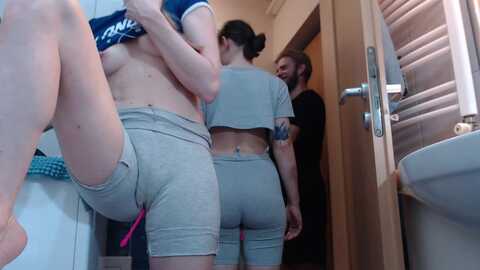 Media: llovers4u2 Stripchat 2023-10-05 23:33:00