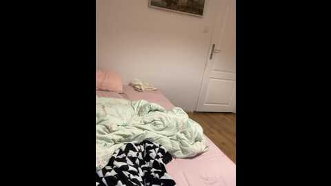 Media: sara_darling Stripchat 2023-10-07 05:08:00