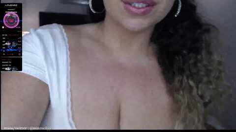 Media: miamellycious Stripchat 2023-10-11 22:12:00