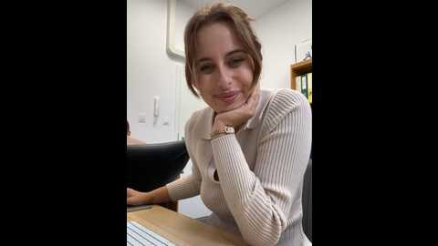 Media: hii_lolla Stripchat 2023-10-12 13:48:00