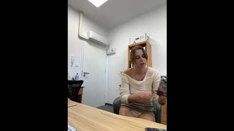 Media: hii_lolla Stripchat 2023-10-17 13:41:00