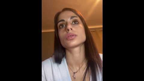 Media: sarahqueen001 Stripchat 2023-10-18 00:19:00