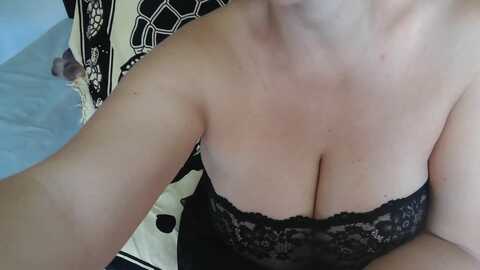 Media: bambi047 Stripchat 2023-10-27 08:59:00