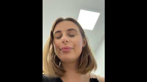 Media: hii_lolla Stripchat 2023-10-27 06:53:00