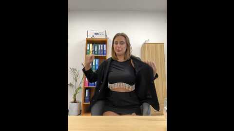 Media: hii_lolla Stripchat 2023-10-27 07:48:00