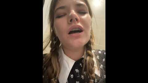 Media: holy_tereza Stripchat 2023-10-31 16:39:00