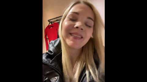 street_krystina @ stripchat on 20231107