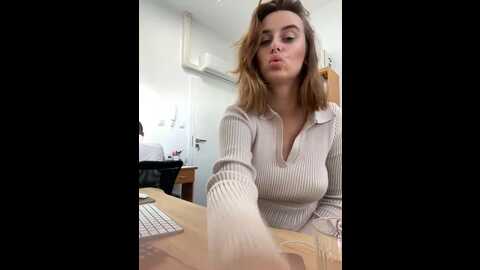 Media: hii_lolla Stripchat 2023-11-08 08:00:00