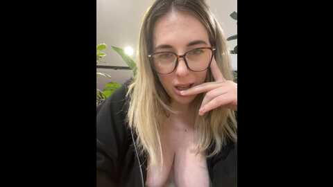 Media: mommmyyummy Stripchat 2023-11-11 18:01:00