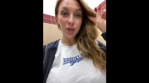 Media: sweet___emily Stripchat 2024-09-22 15:12:00