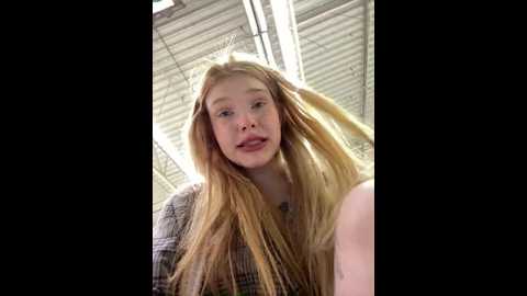 Media: honey___hot Stripchat 2024-10-01 15:23:00
