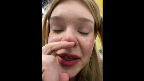 Media: honey___hot Stripchat 2024-10-01 17:41:00