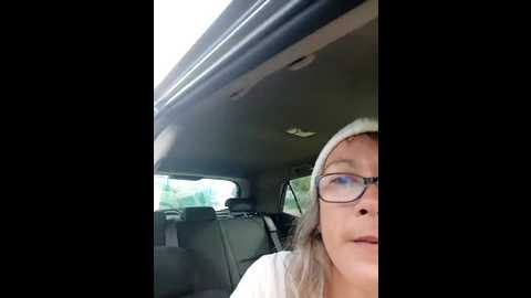 Media: timide_girl2 Stripchat 2024-10-02 08:43:00