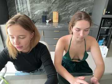 Media: nura_n_sarah Stripchat 2024-10-03 06:11:00