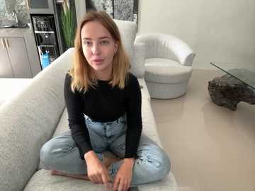 Media: nura_n_sarah Stripchat 2024-10-03 07:43:00