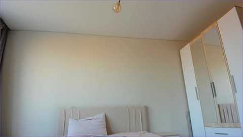 Media: sweety_vikky Stripchat 2024-10-04 02:15:00