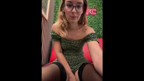 Media: the_snowwhitee Stripchat 2024-10-04 09:13:00