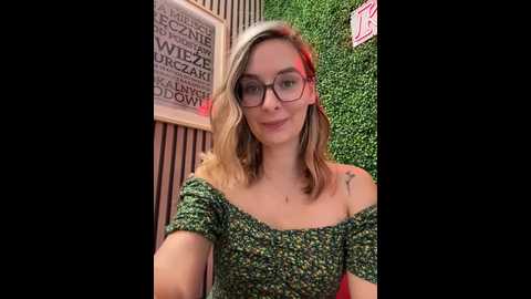 Media: the_snowwhitee Stripchat 2024-10-04 10:30:00