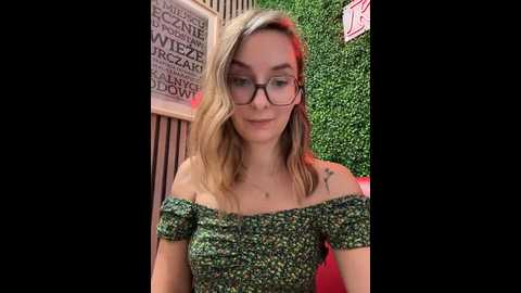 Media: the_snowwhitee Stripchat 2024-10-04 10:46:00