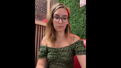 Media: the_snowwhitee Stripchat 2024-10-04 11:41:00