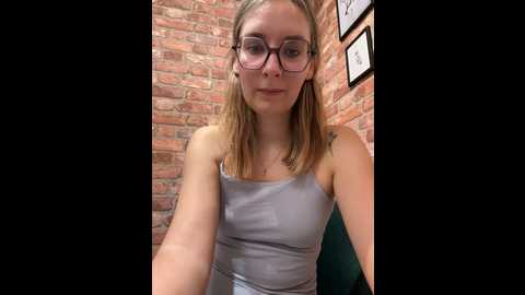 Media: the_snowwhitee Stripchat 2024-10-05 09:53:00
