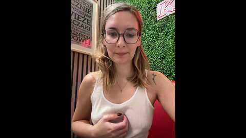 Media: the_snowwhitee Stripchat 2024-10-06 06:12:00