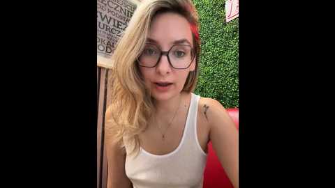 Media: the_snowwhitee Stripchat 2024-10-06 06:50:00
