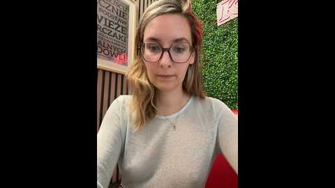 Media: the_snowwhitee Stripchat 2024-10-06 07:20:00