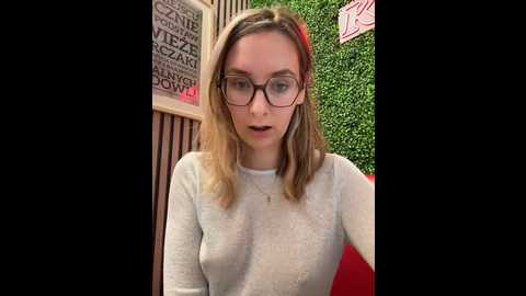 Media: the_snowwhitee Stripchat 2024-10-06 08:04:00