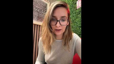 Media: the_snowwhitee Stripchat 2024-10-06 10:06:00