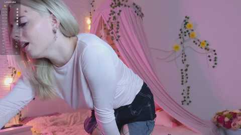 Media: loraadoll Stripchat 2024-10-07 14:41:00